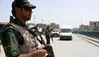 חייל עיראקי עומד ברחוב