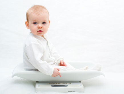 תינוק על משקל (צילום: Nikolay Suslov, Istock)