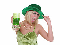 בחורה אירית עם קוקטייל ירוק (צילום: istockphoto)