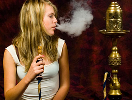 נערה בלונדינית מעשנת נרגילה (צילום: אור גץ, iStock)