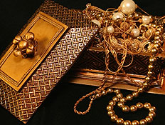 קופסאת תכשיטים מלאה בשרשראות ועגילי פנינים (צילום: אור גץ, iStock)
