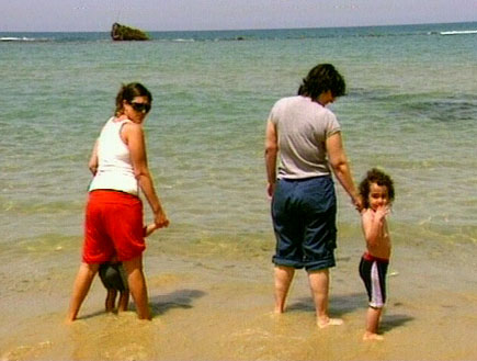 אימהות עם ילדיהן בים (תמונת AVI: חדשות1 ערוץ 2)