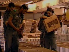 חיילים אורזים ערכות מזון לנזקקים (תמונת AVI: חדשות)