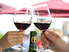 שתי ידיים מחזיקות כוסות יין ועושות לחיים (תמונת AVI: אור גץ, חדשות)