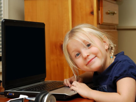 ילדה משחקת במחשב (צילום: gmnicholas, Istock)