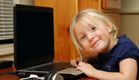 ילדה משחקת במחשב (צילום: gmnicholas, Istock)