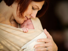 אישה מחבקת תינוק במנשא (צילום: Kati Molin, Istock)