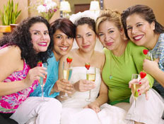 כלה וחברות במסיבת רווקות עם כוסות שמפניה (צילום: jupiter images)