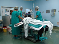חולה שוכב בניתוח ושלושה רופאים לידו (צילום: istockphoto)