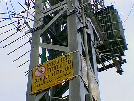"מתח גבוה" - עמוד חשמל הוצב בחצר בית הספר בכרכור8583 (תמונת AVI: המשמר האזרחי)