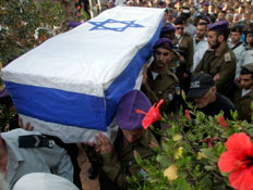 חיילי גבעתי בהלוויה (צילום: רויטרס, רויטרס3)