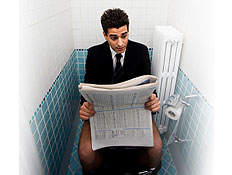 עיתון בשירותים (צילום: diego cervo, Istock)