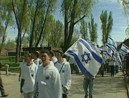 משלחת בני נוער צועדים עם דגלי ישראל באושוויץ (תמונת AVI: רויטרס, חדשות)