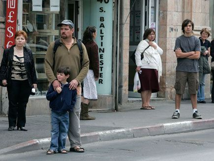 אנשים עומדים בצפירה ברחוב (צילום: רויטרס, חדשות)