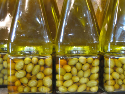 בקבוקים עם שמן זית וזיתים ביקב מוני (צילום: דנה בר-אל שוורץ, קשת)