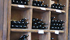 בקבוקי יינות ביקב מוני שכובים על מדפים (צילום: דנה בר-אל שוורץ)
