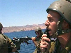 חיילים עם קסדות ואפודים בים (תמונת AVI: אור גץ, חדשות)