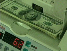 מכונה לספירת כסף עם שטרות של 100 דולר (תמונת AVI: חדשות1 ערוץ 2)