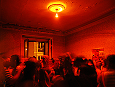מסיבה במדריד בחדר עם אור אדמדם (צילום: iStock)