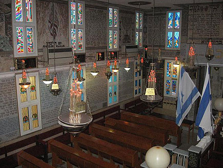 מבט מלמעלה על בית הכנסת אור תורה בגליל כיסאות וחלונות (צילום: עדי רם)