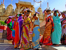 נשים עם גלימות צבעוניות עם מגשים על ראשיהן במקדש ב (צילום: עדי רם, ShutterStock)