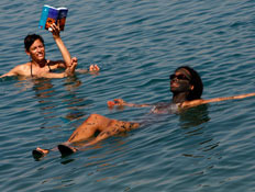 שתי נשים מתרחצות בים המלח (צילום: רויטרס)