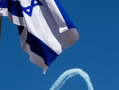 דגל מדינת ישראל כשברקע המטס (תמונת AVI: עדי רם, חדשות)