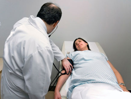 רופא מודד לחץ דם לאישה בהריון (צילום: istockphoto)