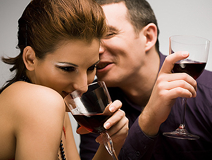 זוג מתלחשש ומחזיק כוסות יין (צילום: NadyaPhoto, Istock)
