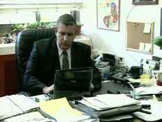 איש עם חליפה יושב במשרד מול לפטופ (תמונת AVI: עדי רם, חדשות)