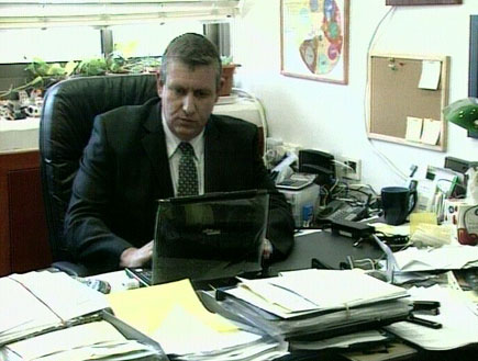 איש עם חליפה יושב במשרד מול לפטופ (תמונת AVI: עדי רם, חדשות)