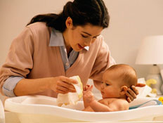 אמא רוחצת תינוק באמבטיה (תמונת AVI: עדי רם, חדשות)