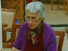 אישה קשישה עם עליונית סגולה (תמונת AVI: עדי רם, חדשות)