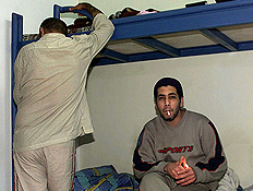 שני אסירים בתא כלא (צילום: עודד קרני)