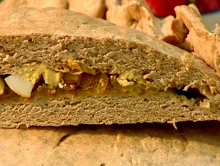 לחם מרוקאי ממולא32068 (תמונת AVI: גיל חובב מגיש:המנה של המדינה)