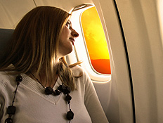 בחורה מסתכלת מחלון מטוס - יחסים בשלט רחוק (צילום: tulcarion, Istock)