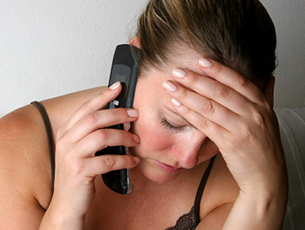 בחורה עצובה מדברת בטלפון סלולרי (צילום: Luis Pedrosa, Istock)