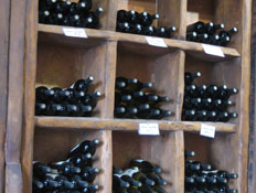 בקבוקי יין אדום בארון עץ ביקב מוני (צילום: דנה בר-אל שוורץ)
