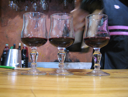 שלוש כוסות יין אדום ביקב מוני (צילום: דנה בר-אל שוורץ)