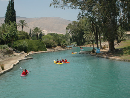 קייאקים בנהר אסי בעמק המעיינות (צילום: עדי רם)