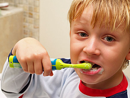 ילד בלונדיני מצחצח שיניים (צילום: istockphoto)