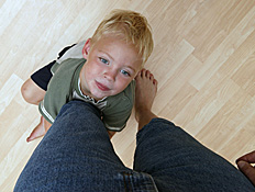 ילד בלונדיני מחבק את הרגל של אמו (צילום: Linda Bair, Istock)
