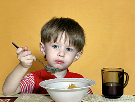 ילד בחולצה אדומה אוכל קורנפלקס (צילום: istockphoto)