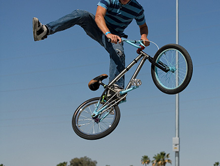 פעלולן קופץ עם אופניים באויר (צילום: jimbycat, Istock)