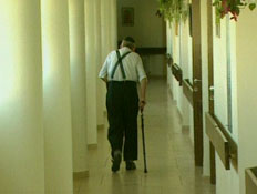 איש זקן הולך במסדרון (תמונת AVI: עדי רם, חדשות)