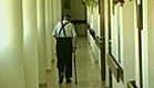 איש זקן הולך במסדרון (תמונת AVI: עדי רם, חדשות)