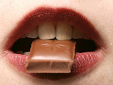 בחורה בולעת שוקולד (צילום: istockphoto)