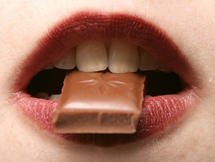 בחורה בולעת שוקולד (צילום: istockphoto)