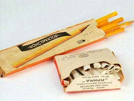 חבילת עפרונות ליד קופסת סיגריות (תמונת AVI: חדשות ערוץ 2)