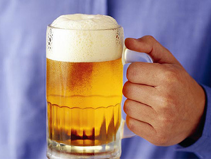 כוס בירה ביד גבר (צילום: jupiter images)